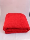 Красное махровое полотенце